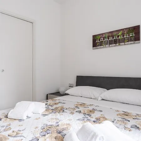 The Queen In By Wonderful Italy