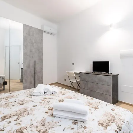 The Queen In By Wonderful Italy